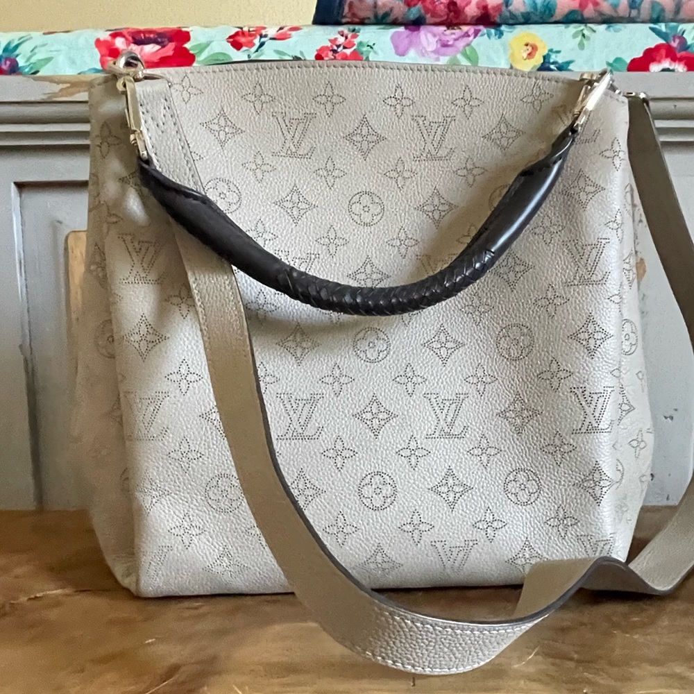 👛👛LIKE NEW!!! LV crossbody